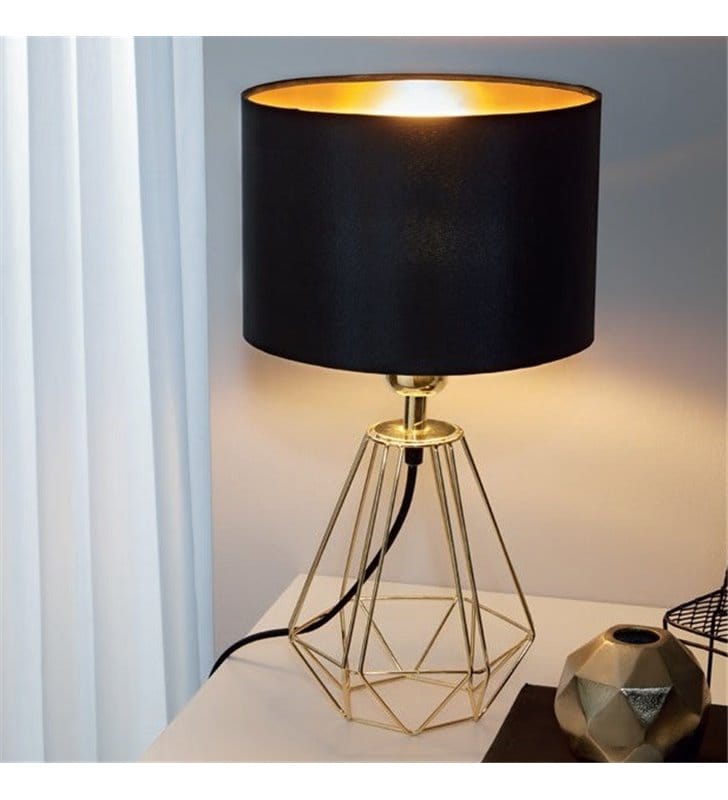 Nowoczesna lampa stołowa Carlton2 druciana podstawa w kolorze mosiądzu czarno złoty abażur do salonu sypialni jadalni