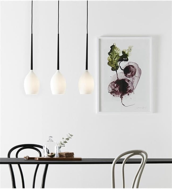 Lampa wisząca Salut potrójna czarna z białymi smukłymi kloszami do salonu sypialni jadalni kuchni nad stół