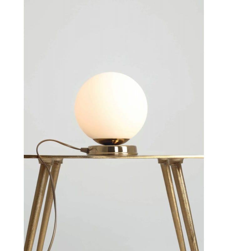 Okrągła mała lampka stołowa nocna Ball podstawa kolor mosiądz biały okrągły klosz włącznik na kablu
