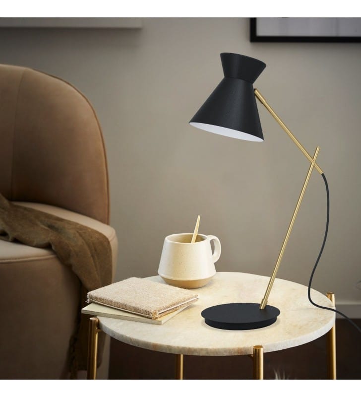 Metalowa lampa stołowa Amezaga połączenie czerni z mosiądzem do sypialni