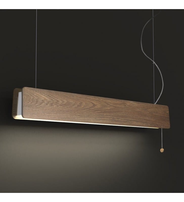 Podłużna lampa wisząca z drewnianym dębowym kloszem Oslo włącznik sznureczkowy przy kloszu np. nad stół w jadalni nad biurko